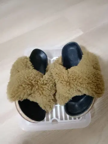 퍼 크로스 스트랩 샌들