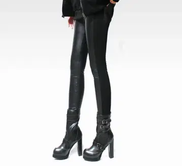 인조 가죽과 리브 소재의 레깅스