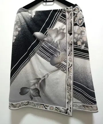 컨디션 최상 레오나르 칸칸 소재 랩 스커트 L 사이즈 70