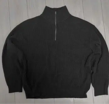 sedacle 다크 그레이 하이넥 지퍼 스웨터