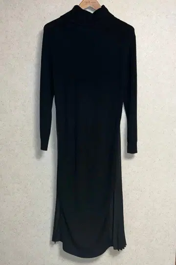 SCOT CLUB 블랙 터틀넥 절개 롱 원피스