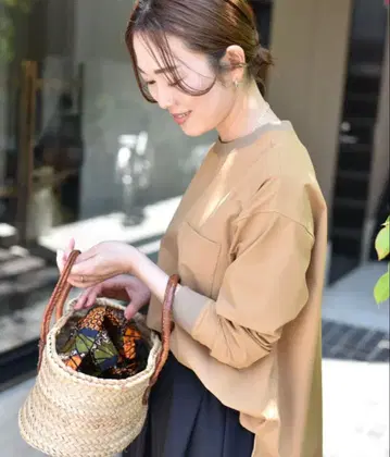 탄력감 소재의 깔끔한 풀오버 OURHOME 카멜 아워홈 emi