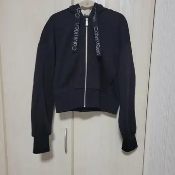 이번 시즌! Calvin Klein 블랙 크롭 후드티