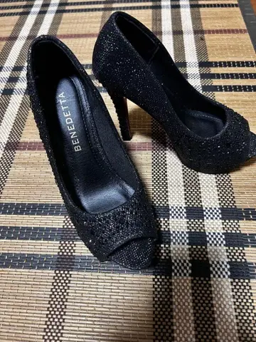 BENEDICTA 블랙 글리터 펌프스