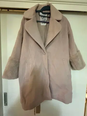 아즈 노우 아즈 핑크 베이지 인조 모피 부착 체스터 코트