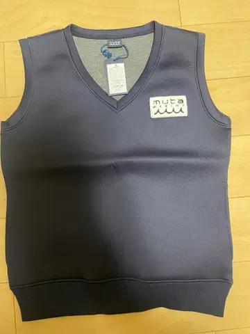 muta 네이비 V넥 베스트