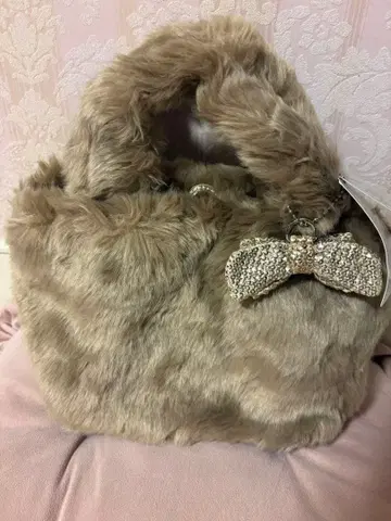 퍼 소재 비쥬 부착 리본 핸드백 내추럴 뷰티 베이직