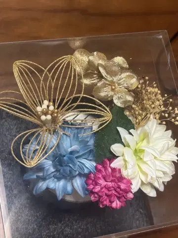 화려한 꽃 장식 성인식