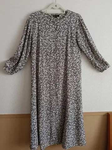 Reflect 기장감이 있는 원피스입니다. 꽃무늬 긴팔 원피스 11