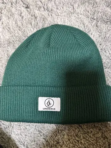 UNDER A 다크 그린 니트 모자