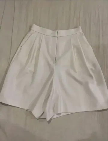 미사용 새상품 STRAWBERRY-FIELDS 화이트 하프 팬츠