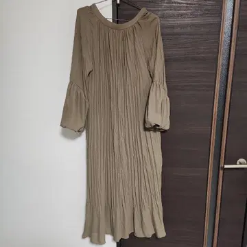 베이지 플리츠 롱 원피스 긴팔 페티코트 포함