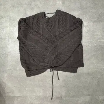 그레이 케이블 니트 스웨터