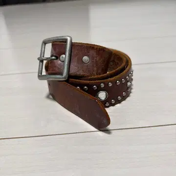 스터드 장식 브라운 가죽 벨트