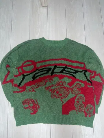 스컬 디자인 그린 컬러 크루넥 스웨터