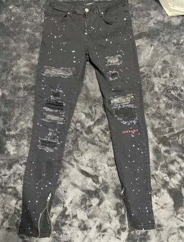 데미지 가공 비쥬 장식 블랙 스키니 청바지