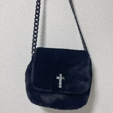 이토미 인조 모피 숄더백 블랙 십자가 EAT ME