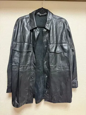 블랙 가죽 자켓 포켓 부착