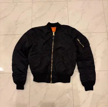 Alpha Industries MA-1 플라이트 자켓 (블랙)