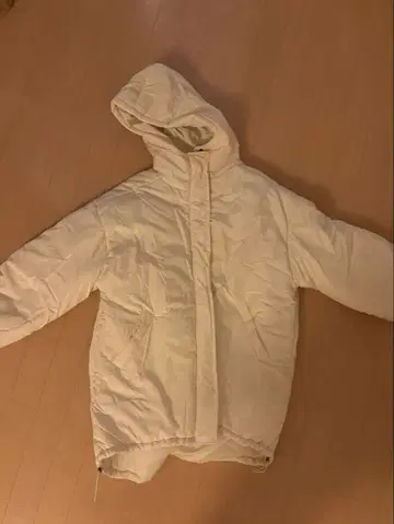 화이트 후드 부착 오버 사이즈 다운 자켓