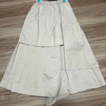 화이트 플레어 스커트 레이어드 디자인