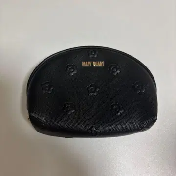 마리퀀트 심플 엠보싱 데이지 라운드 파우치 블랙