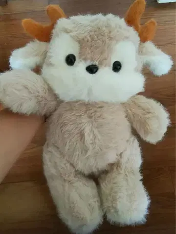 귀여운 뿔 달린 베이지 봉제 인형