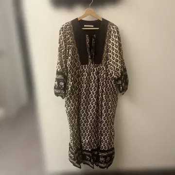 베이크루즈 코튼 자수 보헤미안 V넥 원피스