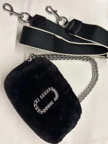 THE MARC JACOBS 블랙 퍼 숄더백