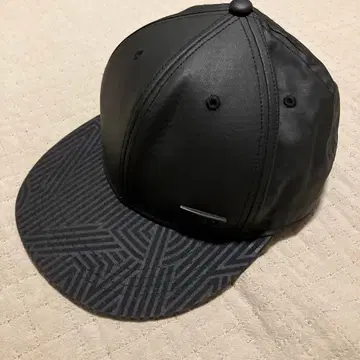 DKNY 블랙 야구 모자