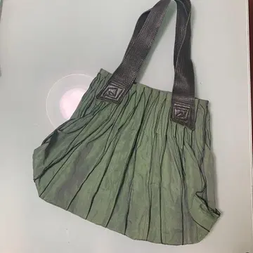 올리브 그린 플리츠 핸드백