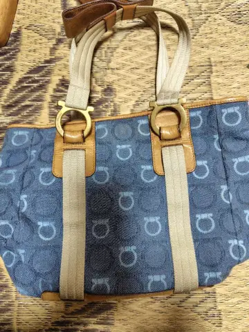 페라가모 로고 패턴 숄더백