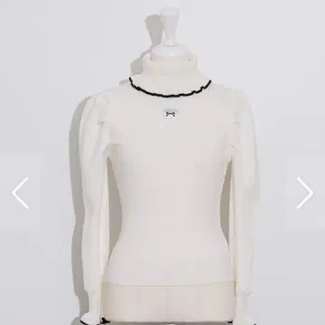 pium 리본 자수 프릴 칼라 터틀 니트 화이트 x 블랙