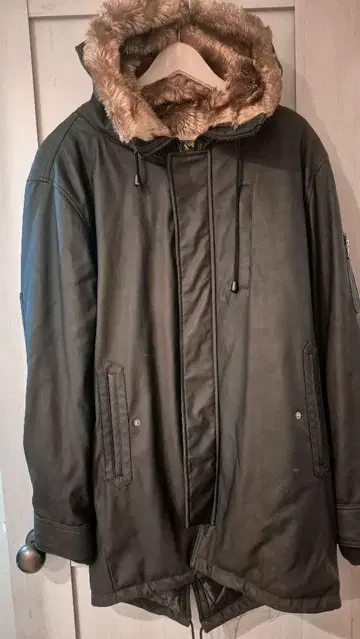 미사용 블랙 퍼(fur) 부착 밀리터리 자켓 다운