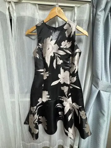 꽃무늬 슬리브리스 무릎 기장 원피스