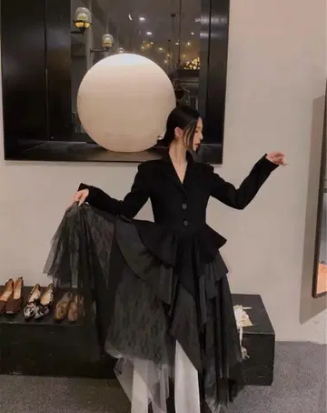 비대칭 블랙 롱 코트