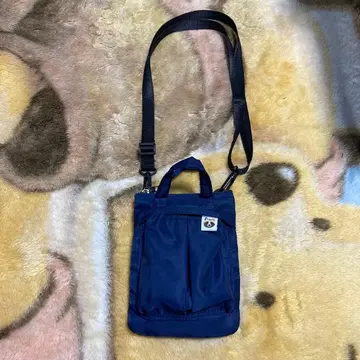 너구리 스튜디오 네이비 소형 숄더백 앞면 포켓 부착