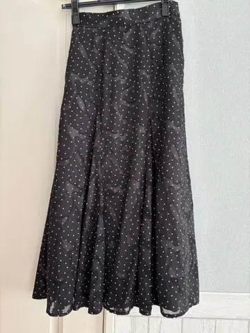 [ 새상품급 ] 카듀네 플레어 스커트 도트 플라워 모티브