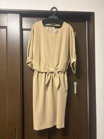 Grand Table 베이지 반팔 무릎 기장 원피스