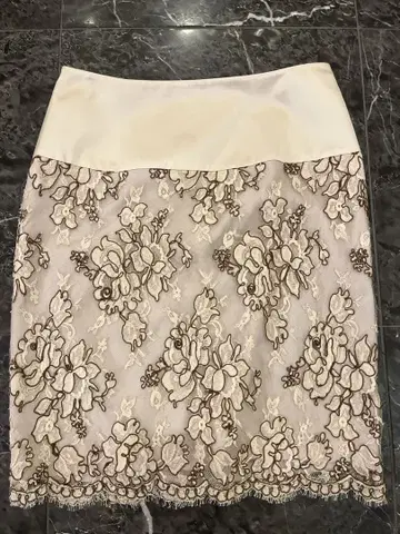 ADORE 베이지 x 브라운 장미 패턴 레이스 스커트