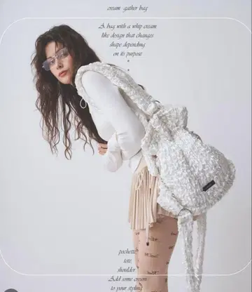 펠리큘 프릴 디자인 화이트 숄더백