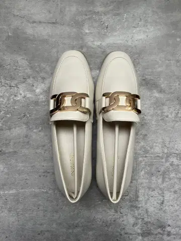 화이트 가죽 로퍼 골드 체인