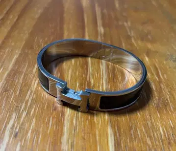 H 실버와 블랙 스테인리스 스틸 뱅글