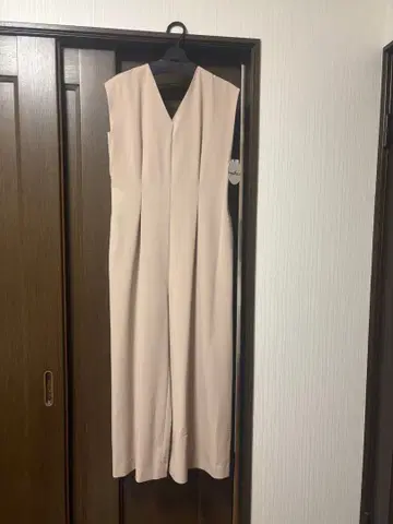 베이지 V넥 지퍼 올인원