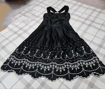 TIARA 블랙 새틴 자수 슬리브리스 원피스 크리스마스 파티에도 귀여워요