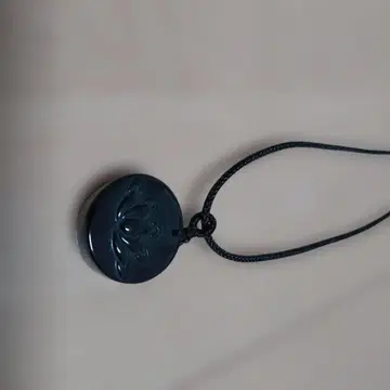 블랙 연꽃 조각 목걸이