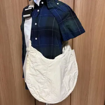 어반 리서치 KBF 크림색 숄더백 외 포켓 부착