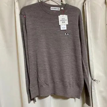 [ 유니클로 ] 안야 힌드마치 크루넥 스웨터 브라운