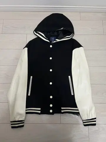 FOREVER 21 후드 부착 바시티 자켓