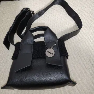 누에르 블랙 숄더백 합성 피혁 울